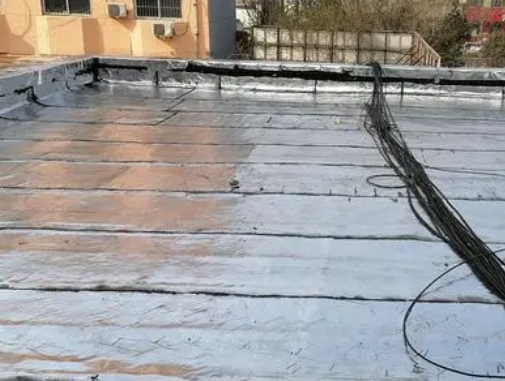 郴州市卫生间漏水维修公司分享下郴州市屋面楼顶防水刚性防水层施工要点。